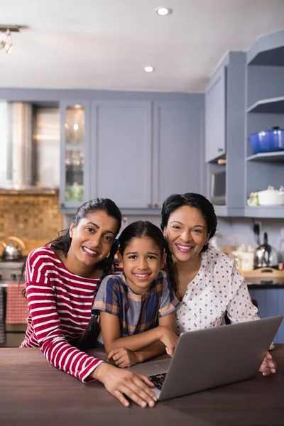 Famiglia multi-generazione in cucina — Foto Stock