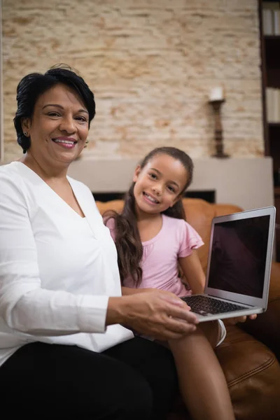 Mulher com laptop neta — Fotografia de Stock