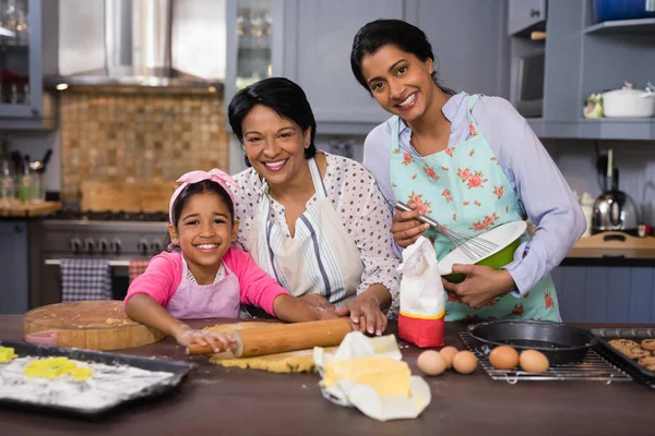 Mehrgenerationenfamilie bereitet Essen zu — Stockfoto