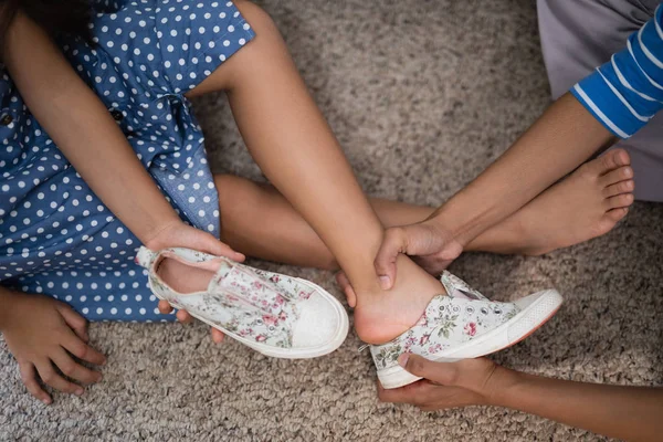 Madre ayudando a hija a usar zapato —  Fotos de Stock