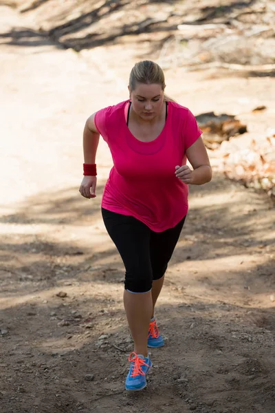 Frau joggt im Bootcamp — Stockfoto