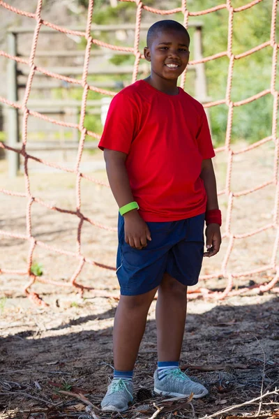 Niño de pie en el campo de entrenamiento —  Fotos de Stock