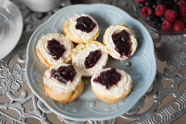 Dessert in plaat op tafel — Stockfoto