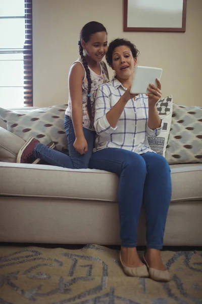 Mother and daughter using tablet — Stock Photo, Image