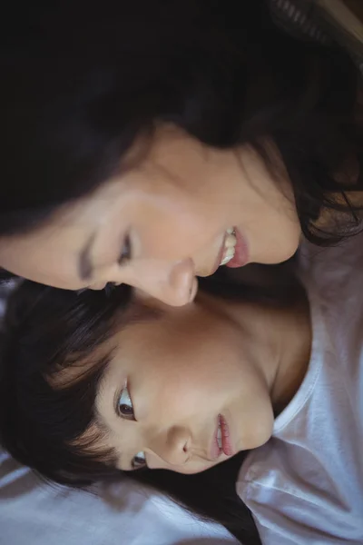 Mãe e filha relaxando na cama — Fotografia de Stock