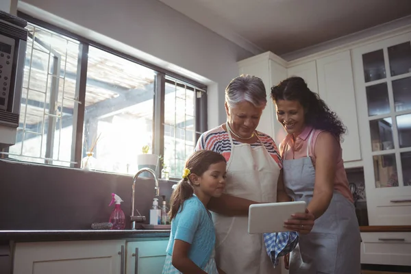 Οικογένεια χρησιμοποιώντας ψηφιακό tablet στην κουζίνα — Φωτογραφία Αρχείου