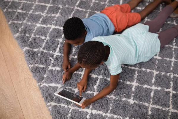 Geschwister nutzen digitales Tablet — Stockfoto