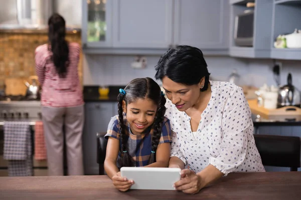 Grand-mère et petite-fille utilisant la tablette — Photo