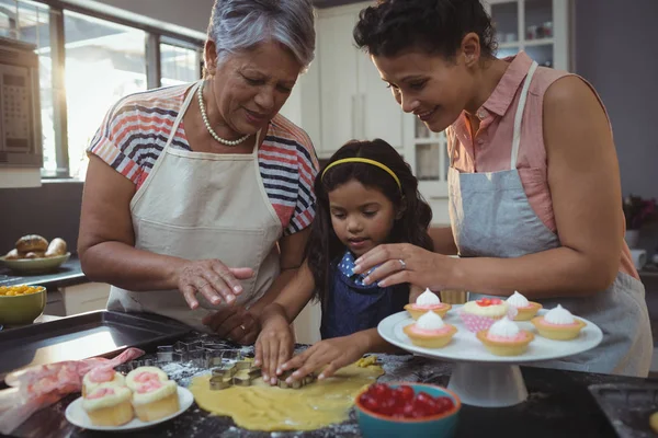 Familie bereiden van desserts in keuken — Stockfoto