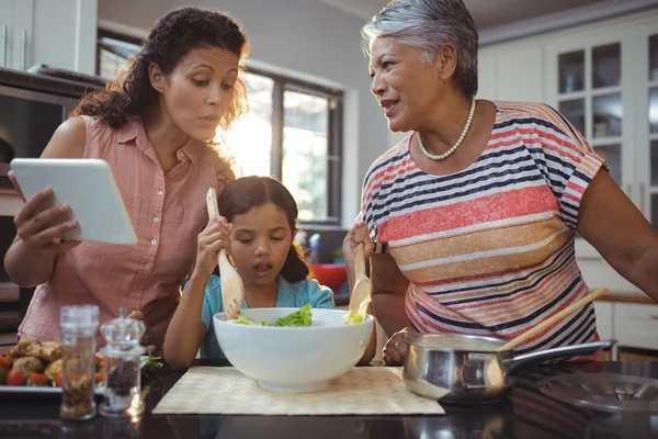Familie bereiden van voedsel in keuken — Stockfoto
