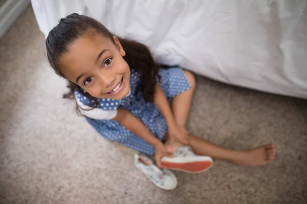Sorrindo menina usando sapato em casa — Fotografia de Stock
