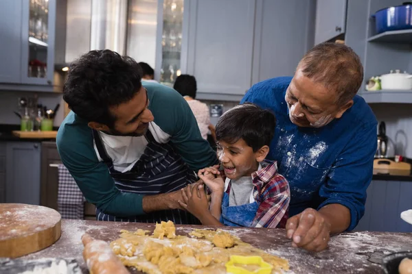 Familia multi-generación de pie por la masa —  Fotos de Stock