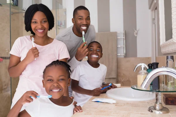 Семья чистки зубов в ванной комнате на дому — стоковое фото