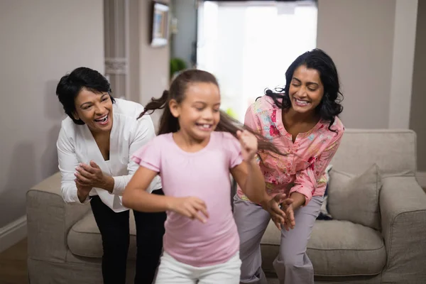 Familia multi-generación bailando juntos — Foto de Stock