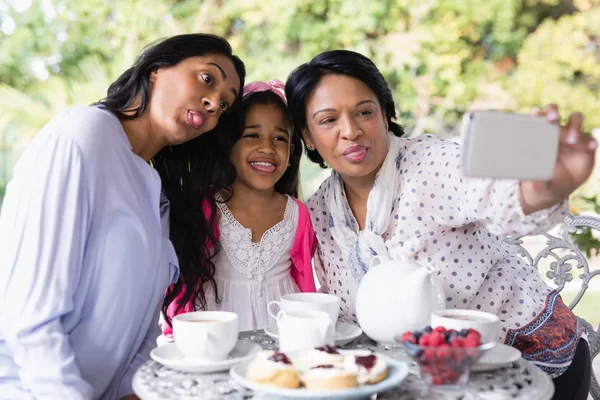 Multi generatie familie door ontbijttafel — Stockfoto