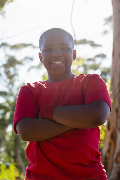 Boy standing with arms crossed — Stock Photo, Image