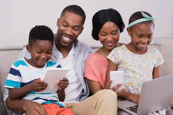 Familie nutzt Technologien — Stockfoto