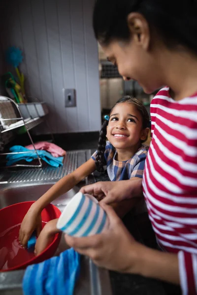 Ładna dziewczyna, pomagając jej matka w kuchni — Zdjęcie stockowe