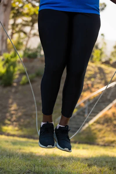 Donna che salta la corda nel parco — Foto Stock