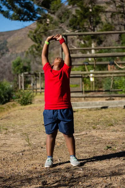 Niño realizando ejercicio de estiramiento —  Fotos de Stock