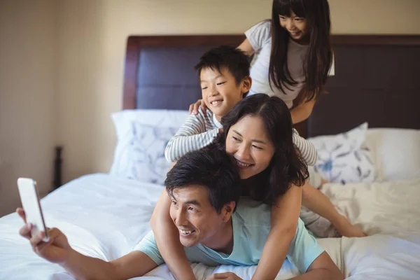 Família tirando uma selfie no celular — Fotografia de Stock