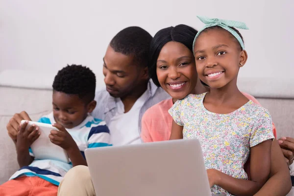 Familie met laptop en tablet — Stockfoto