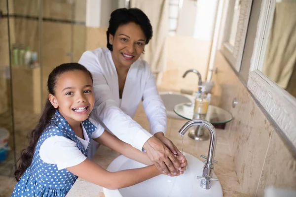 Büyükanne ve torunu el yıkama — Stok fotoğraf