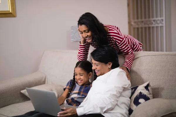 Dizüstü bilgisayar kullanarak çoklu nesil aile — Stok fotoğraf
