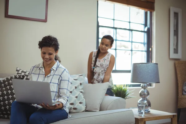 Moeder en dochter met laptop — Stockfoto