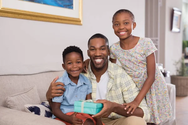 父親と子供たちを保持しているギフト ボックス — ストック写真