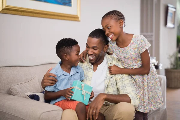 Vater und Kinder im Geschenkkarton — Stockfoto