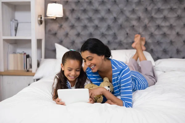 Mother and daughter using tablet — Stock Photo, Image