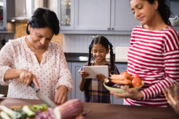 Família de várias gerações preparando alimentos na cozinha — Fotografia de Stock
