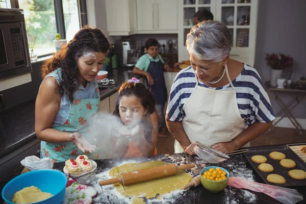 Família preparando sobremesa na cozinha — Fotografia de Stock