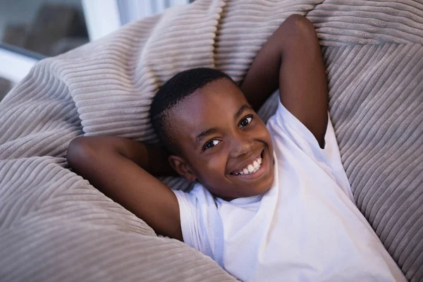 Sonriente niño descansando en el sofá —  Fotos de Stock