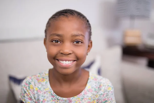 Porträt eines lächelnden Mädchens zu Hause — Stockfoto