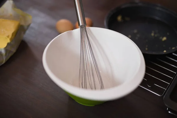 Tazón con batidor de alambre en la cocina — Foto de Stock