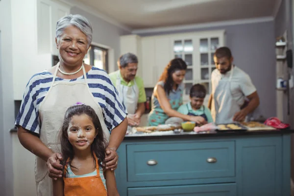 Abuela y nieta sonriendo —  Fotos de Stock