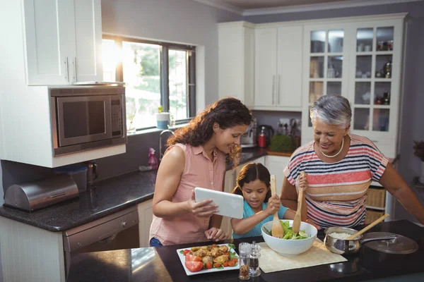 Bereiden van voedsel in keuken en gelukkige familie — Stockfoto