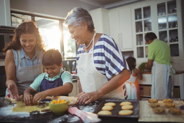 Familia preparando el postre en la cocina —  Fotos de Stock