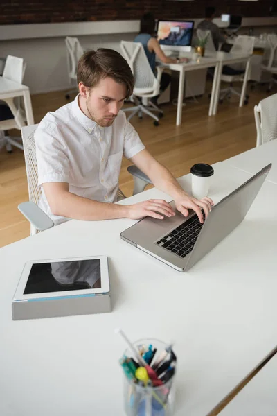 Executivo usando laptop no escritório — Fotografia de Stock