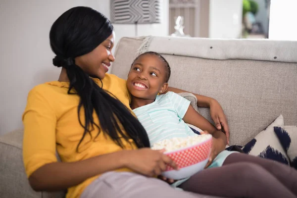 Mãe e filha tendo pipocas — Fotografia de Stock