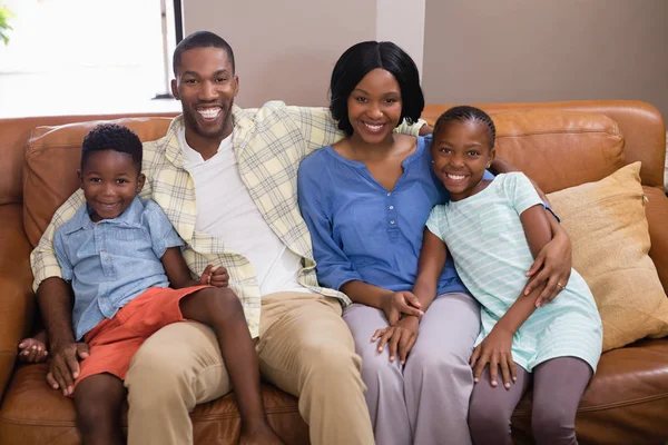소파에 앉아 행복 한 가족 — 스톡 사진