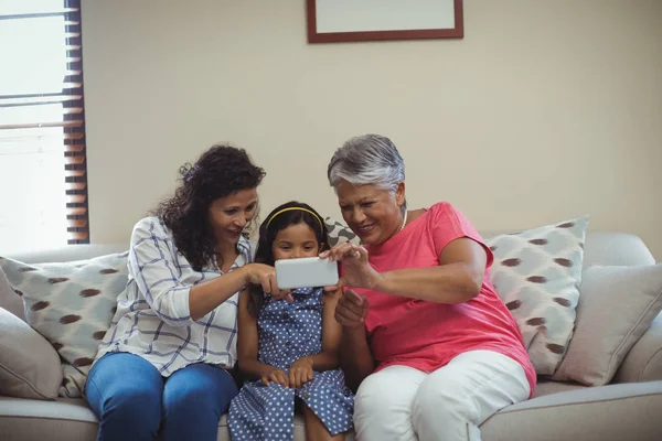 Famille prenant un selfie au téléphone — Photo