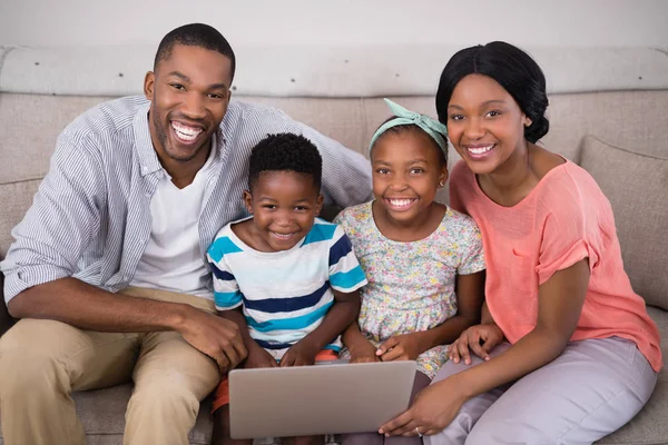 Família segurando laptop — Fotografia de Stock