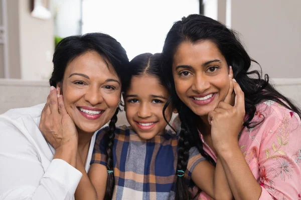 Família multi-geração sorridente — Fotografia de Stock
