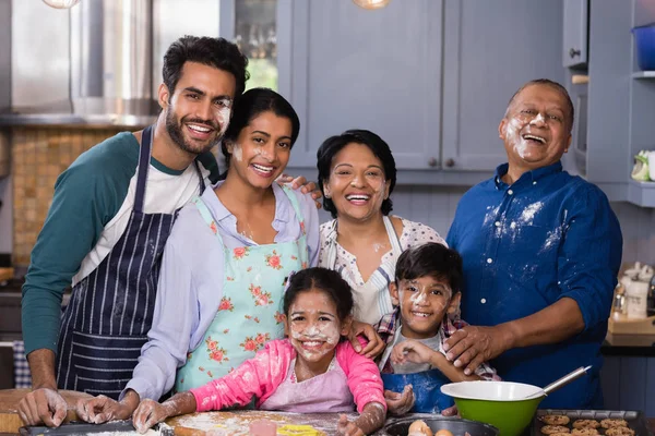 Família multi-geração desfrutando na cozinha — Fotografia de Stock