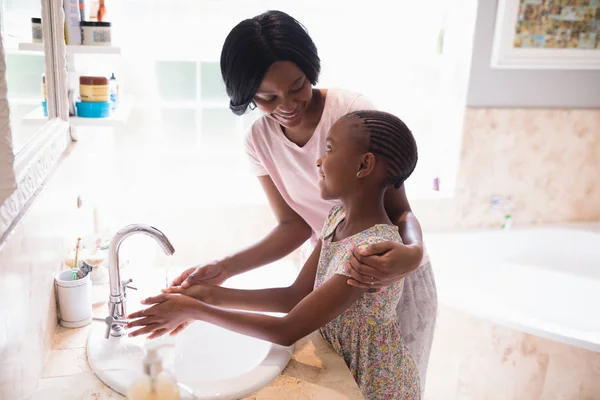 Mère et fille se lavent les mains — Photo