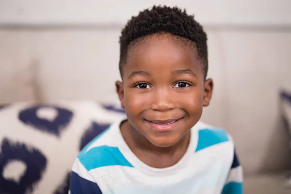 Garçon souriant à la maison — Photo