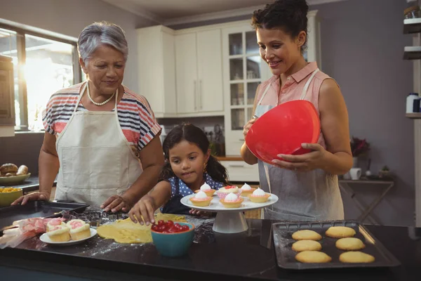 Familie bereiden van desserts in keuken — Stockfoto